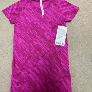NWT Lululemon SWIFTLY TECH SHORT SLEEVE
Camo Pow Pink/Ripened Raspberry, Size 6